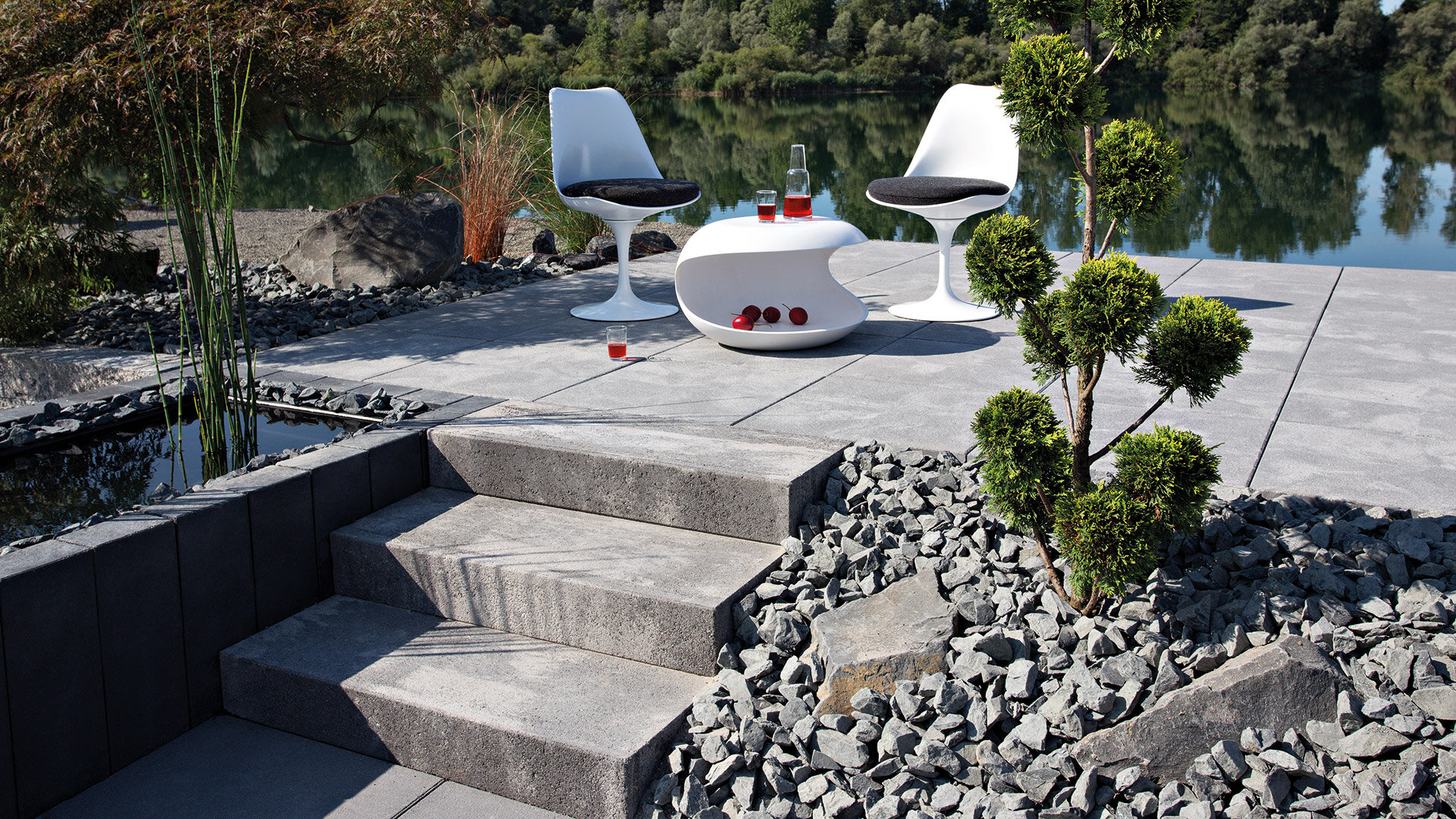 Slider Bild einer Gartengestaltung mit Blockstufen Cassero titan