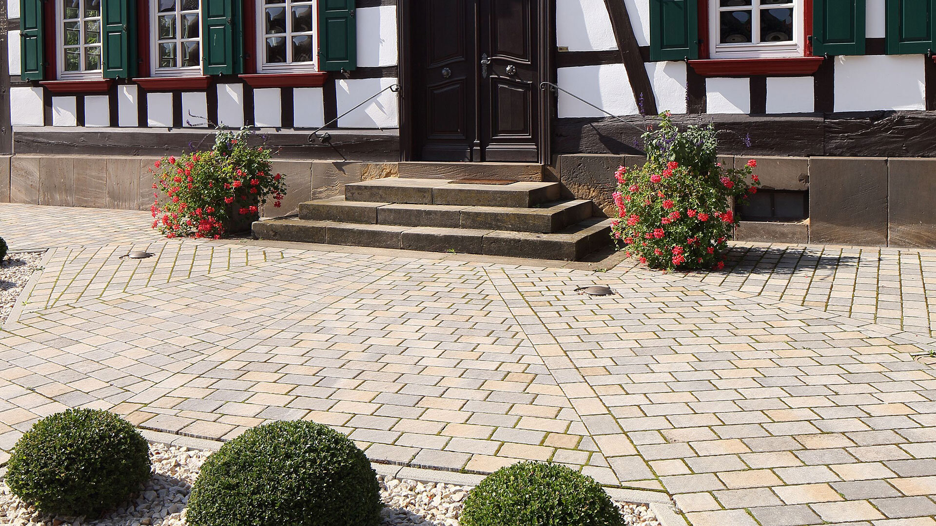 Slider Bild des rustikalen Pflasterstein Mix Pfaelzer Pflaster