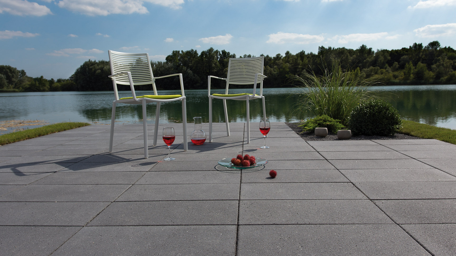 Slider Bild einer Terrasse mit Veluto Platten in anthrazit