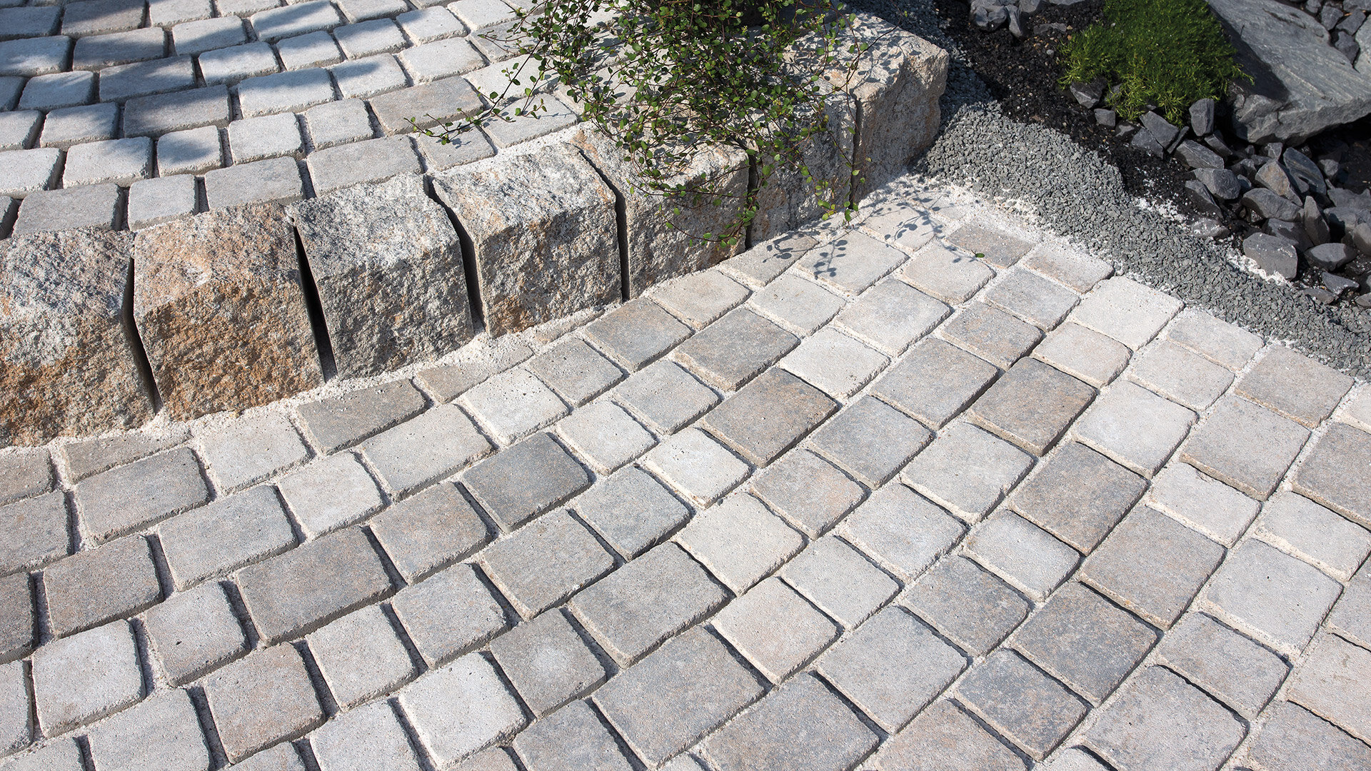 Slider Bild des Pflasterstein Mix Bogenpflaster in roccafine muschelkalkmix