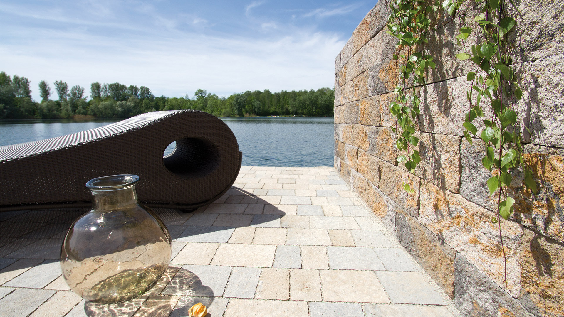 Slider Bild einer Gartengestaltung mit Trento Mur light muschelkalkmix