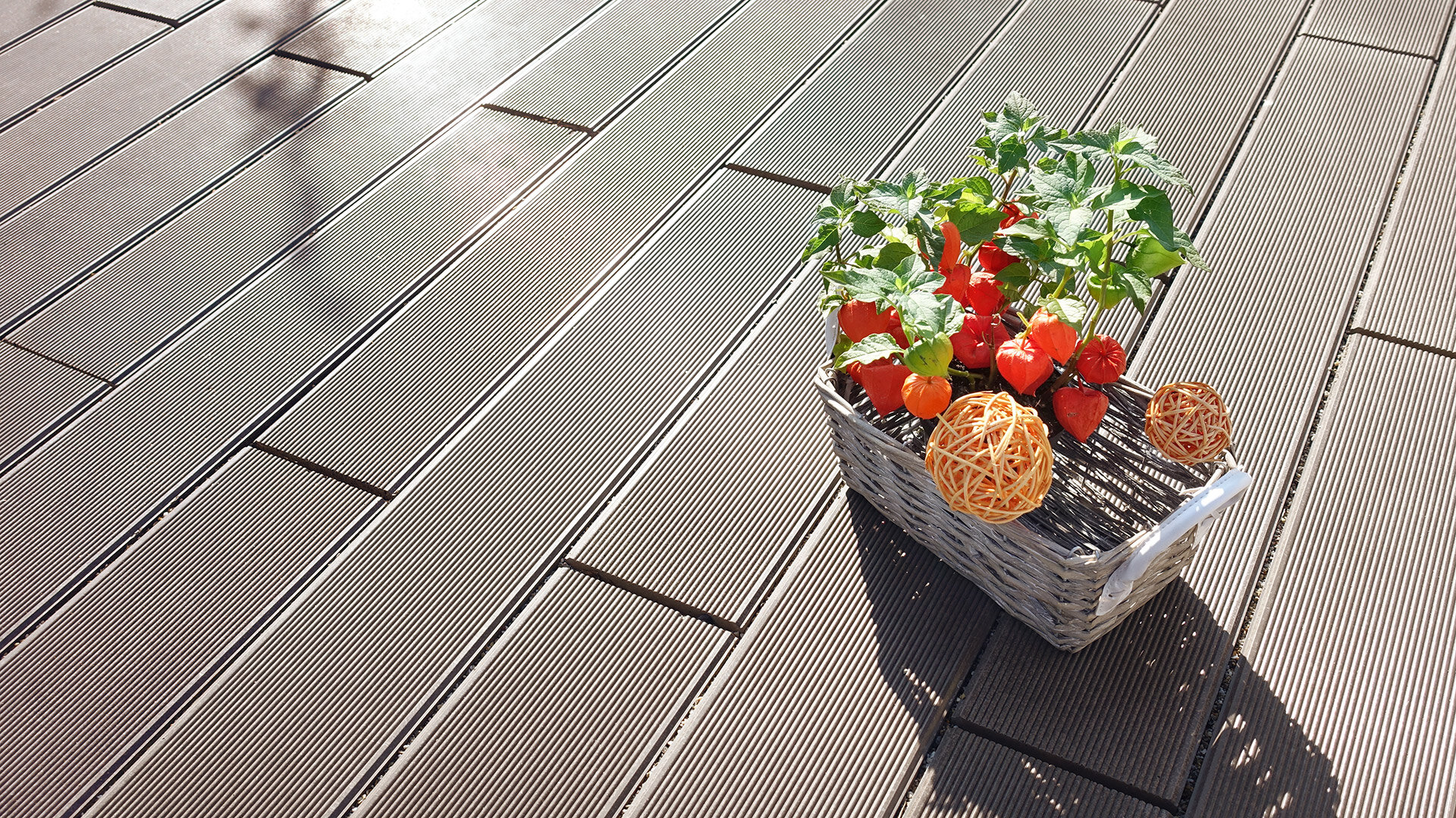 Slider Bild einer Terrasse mit Schiffsplanke braun Gegenlicht