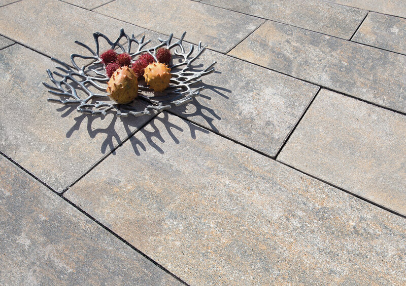 Ambientbild einer Terrasse mit Cassero Platten muschelkalkmix 60x30 cm