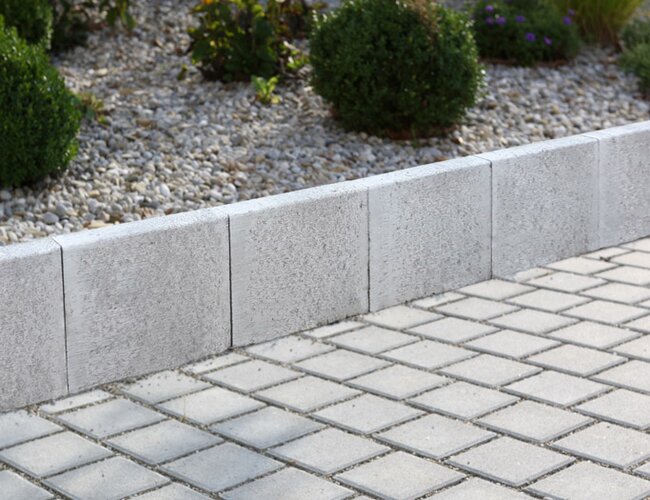Ansicht eines Gartens mit L Stein grau Beet