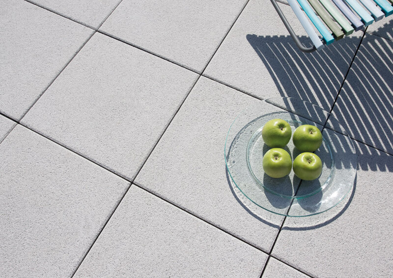 Ambientbild einer Terrasse mit Pasand in heller Farbe feingranit