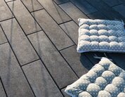 Ambientbild des Pflastersteins Pharo black shadow 60x15 cm
