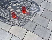 Ambientbild des Pflastersteins Rainplus LP in anthraziter Mischfarbe titan