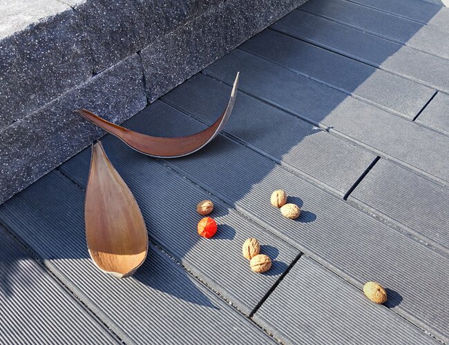 Ambientbild einer Terrasse mit Schiffsplanke anthrazit