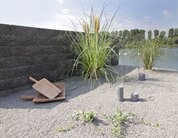 Ambientbild der Mauer Trento mur light in Farbe dunkelgrau