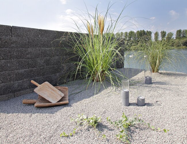 Ambientbild der Mauer Trento mur light in Farbe dunkelgrau