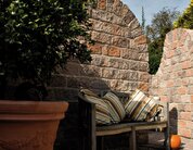 Ambientbild der Mauer Vino Mur in der Farbe sandsteinmix