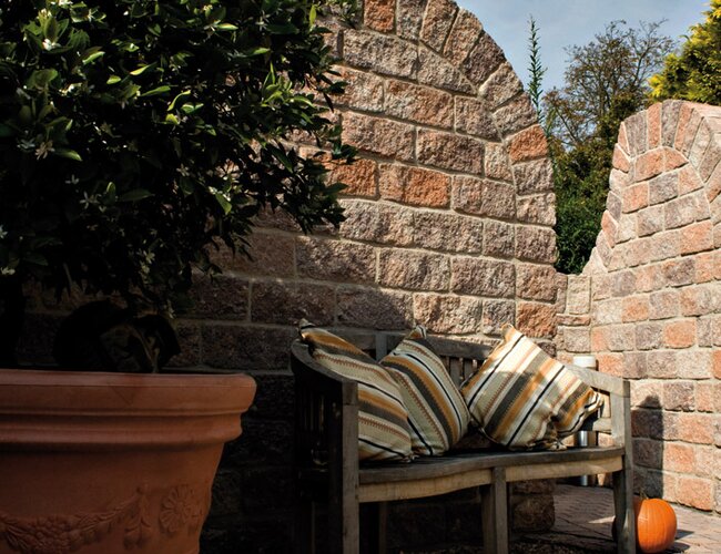 Ambientbild der Mauer Vino Mur in der Farbe sandsteinmix