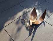 Ambientbild einer Terrasse mit Strukturdiele in braun