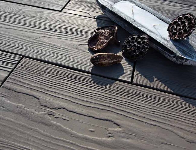 Ambientbild einer Terrasse mit Timber Platten umbra