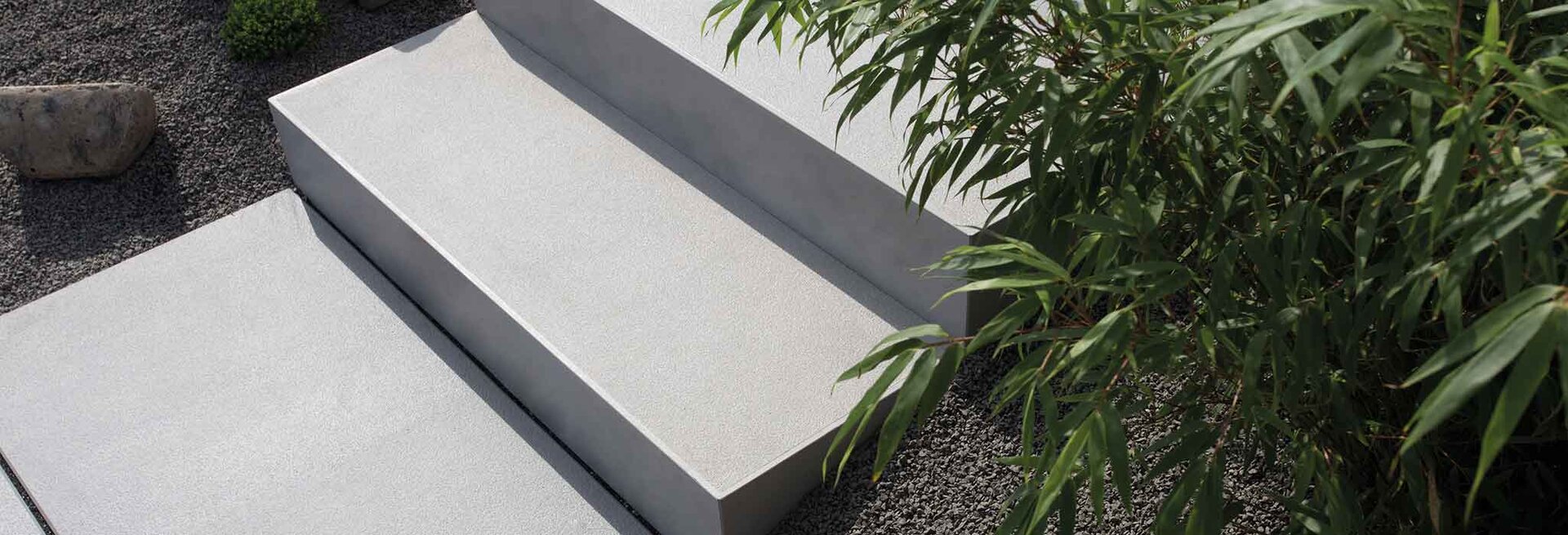 Slider Bild einer Treppe mit Titania Blockstufen grau