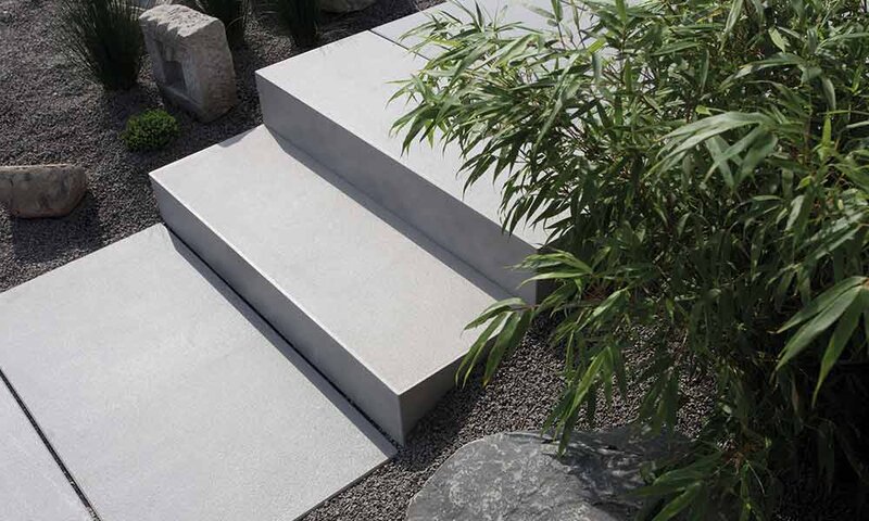 Ambientbild einer Treppe mit Titania Blockstufen in grau