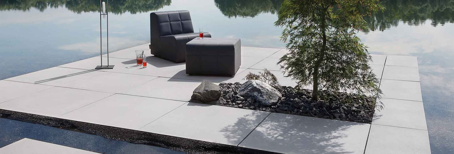 Slider Bild einer Terrasse mit Titania Großformatplatten der Farbe platingrau