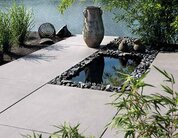 Ambientbild einer Terrasse mit Titania Terrassenplatten in platingrau