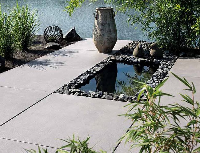 Ambientbild einer Terrasse mit Titania Terrassenplatten in platingrau