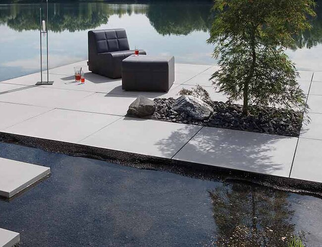 Ambientbild einer Terrasse mit Titania Terrassenplatten titania platingrau