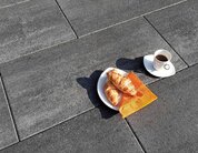 Ambientbild einer Terrasse mit Cassero Terrassenplatten der Farbe black shadow in 80x40