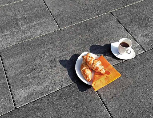 Ambientbild einer Terrasse mit Cassero Terrassenplatten der Farbe black shadow in 80x40