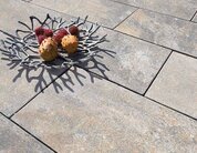 Ambientbild einer Terrasse mit Cassero Terrassenplatten muschelkalkmix 60x30 cm