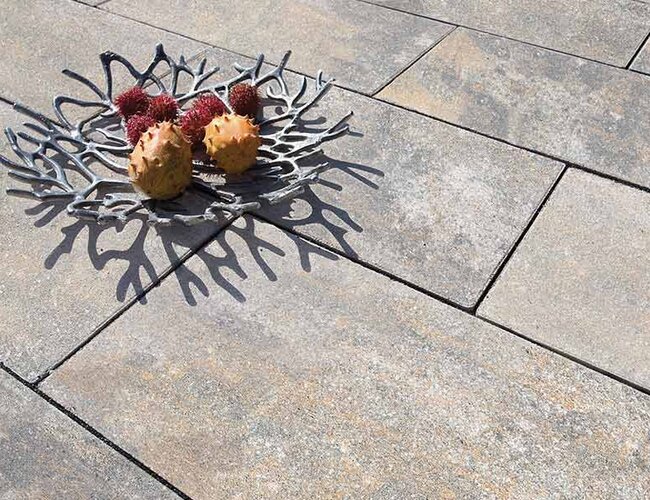 Ambientbild einer Terrasse mit Cassero Terrassenplatten muschelkalkmix 60x30 cm