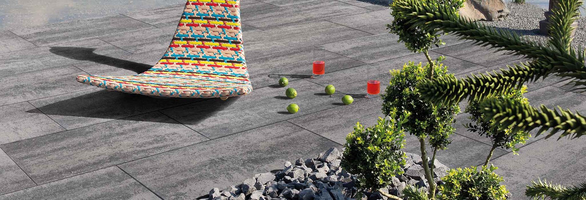 Slider Bild einer Terrasse mit Cassero Platten black shadow 80x40