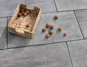Ambientbild einer Terrasse mit Cassero Terrassenplatten der Farbe titan in 80x40