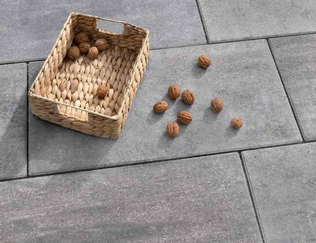 Ambientbild einer Terrasse mit Cassero Terrassenplatten der Farbe titan in 80x40