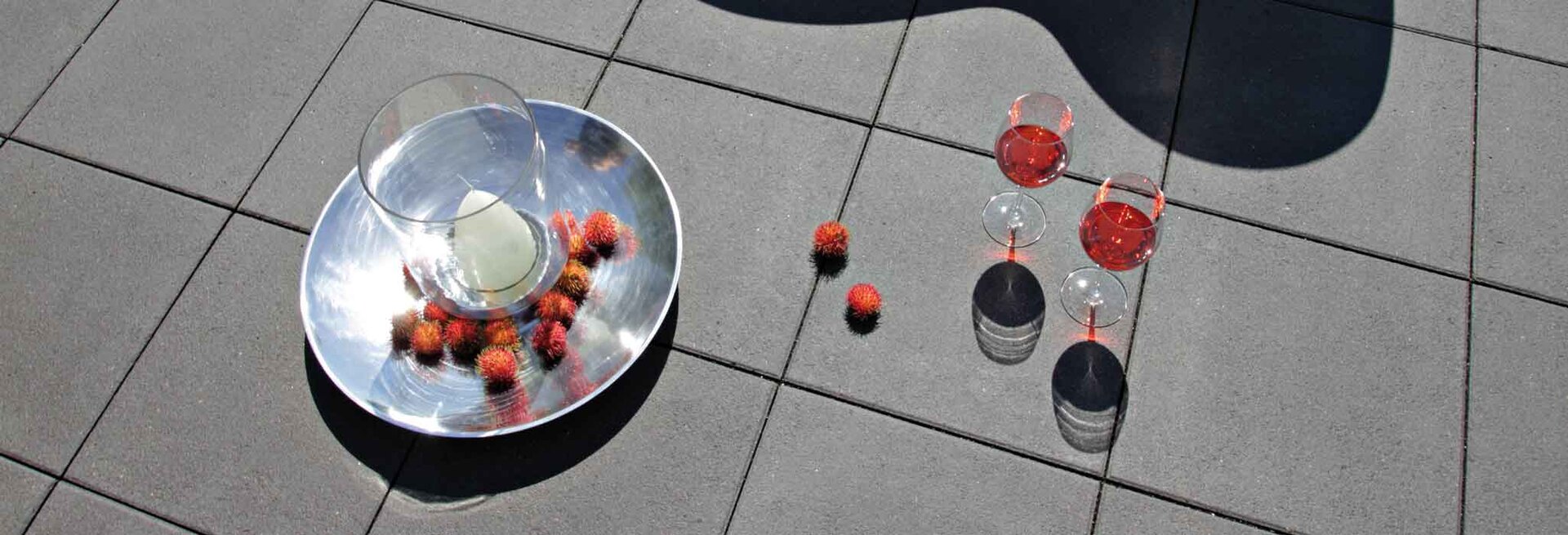 Slider Bild einer Terrasse mit Pasand Platten nero 40x40