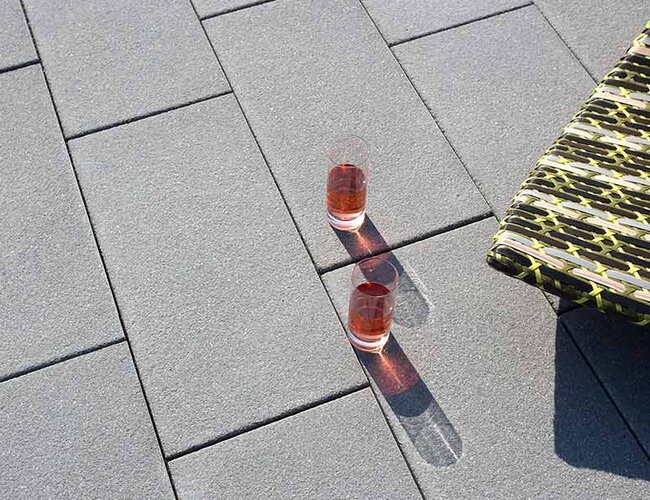 Ambientbild einer Terrassenfläche mit Pasand Platten sophistograu 60x30 cm