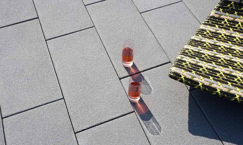 Ambientbild einer Terrassenfläche mit Pasand Platten sophistograu 60x30 cm