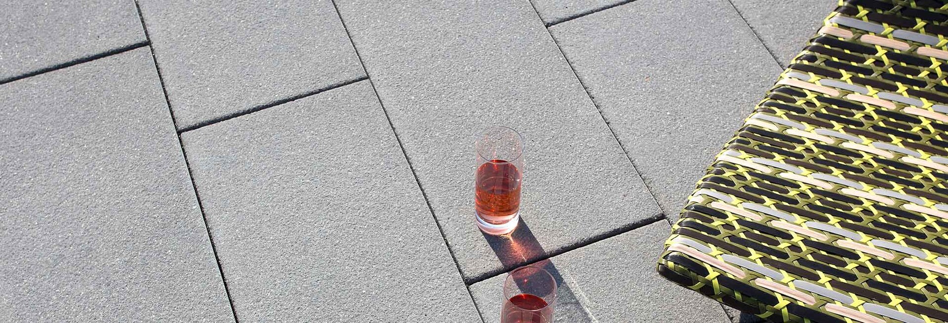 Slider Bild einer Terrasse mit Pasand Platten sophistograu 60x30 cm