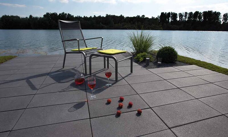 Ambientbild einer Terrasse mit Veluto Platten Terrassenplatten der Farbe anthrazit 80x40