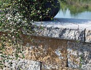 Ambientbild der Mauer Vino Mur muschelkalk