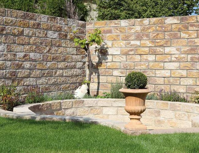Ambientbild der Gartenmauer Vino Mur in sahara braun