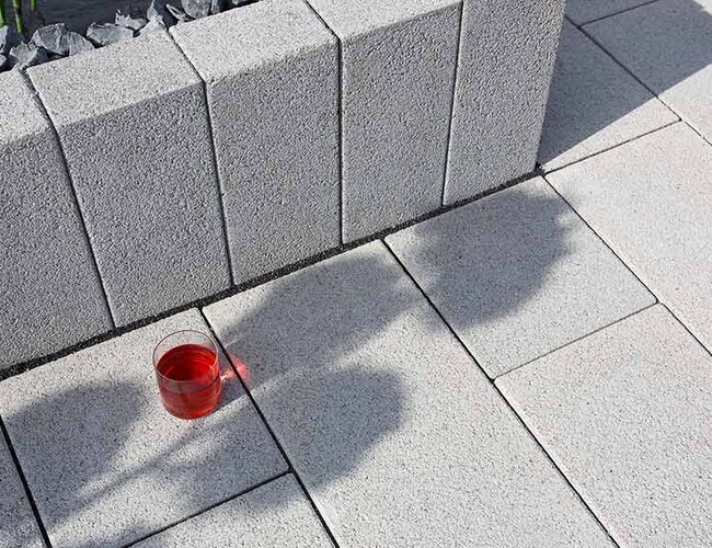 Ambientbild der Gestaltung mit Cubo Palisaden achatgrau