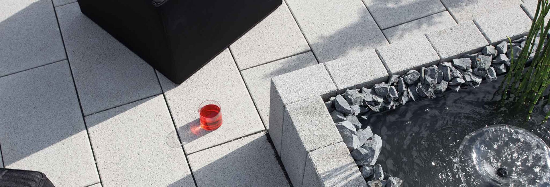 Slider Bild der Gestaltung mit Cubo Palisaden in Naturstein-Oberfläche achatgrau