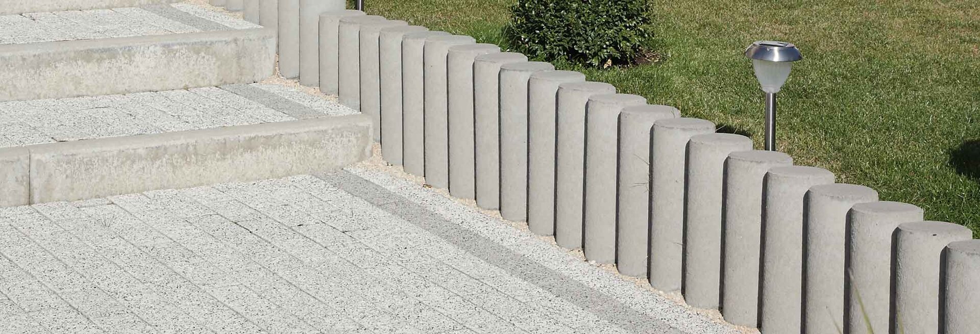 Slider Bild der Gestaltung mit runden Verbundpalisaden in steingrau