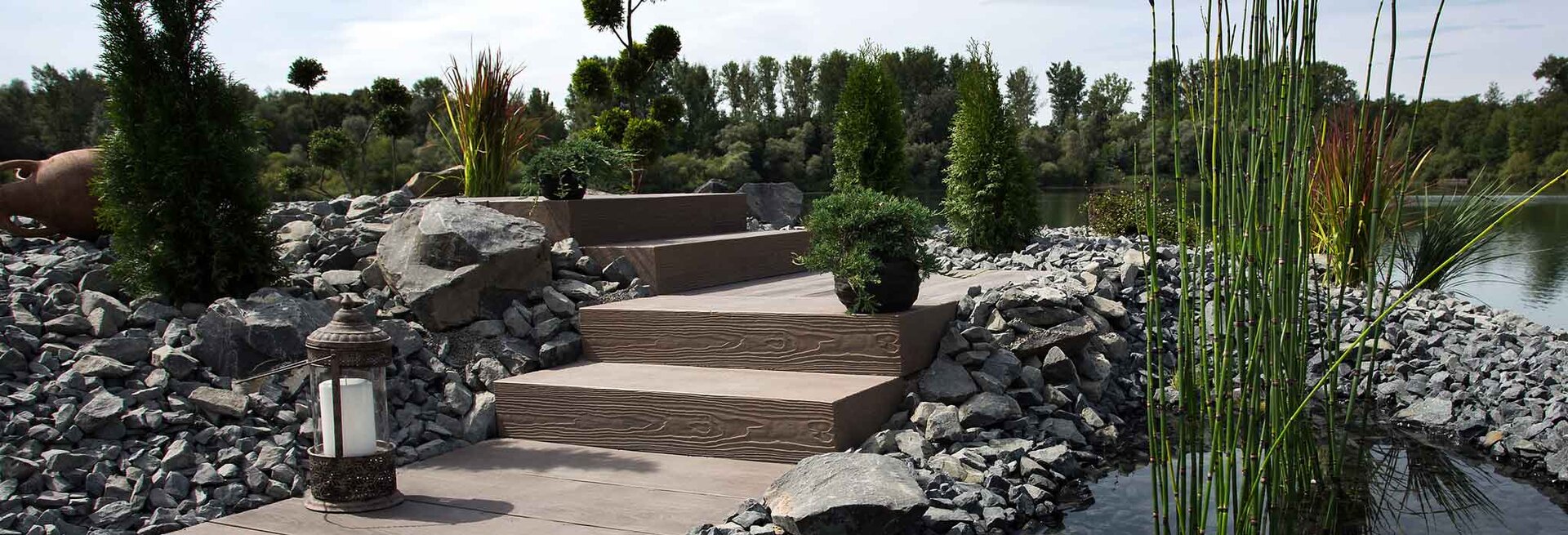 Slider Bild einer Treppe mit Timber Blockstufen umbra