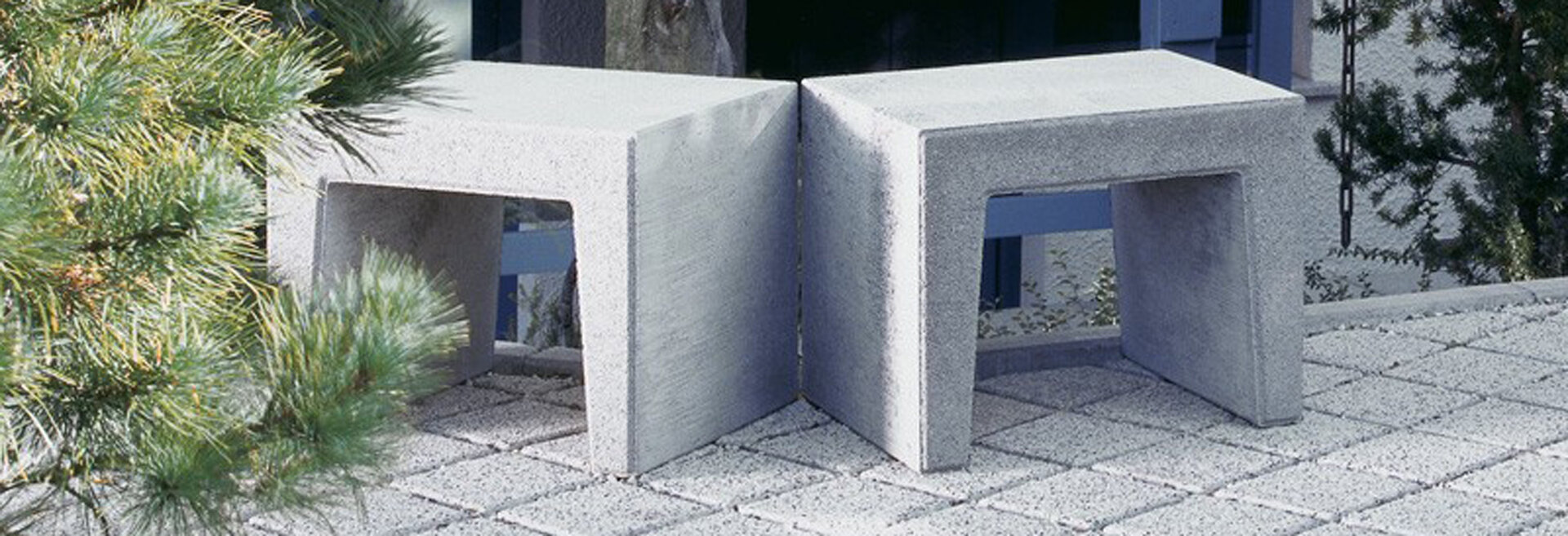 Slider Bild eines Gartens mit U Stein