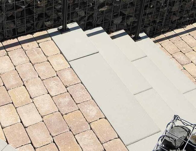 Ambientbild einer Treppe mit Cassero Blockstufen steingrau