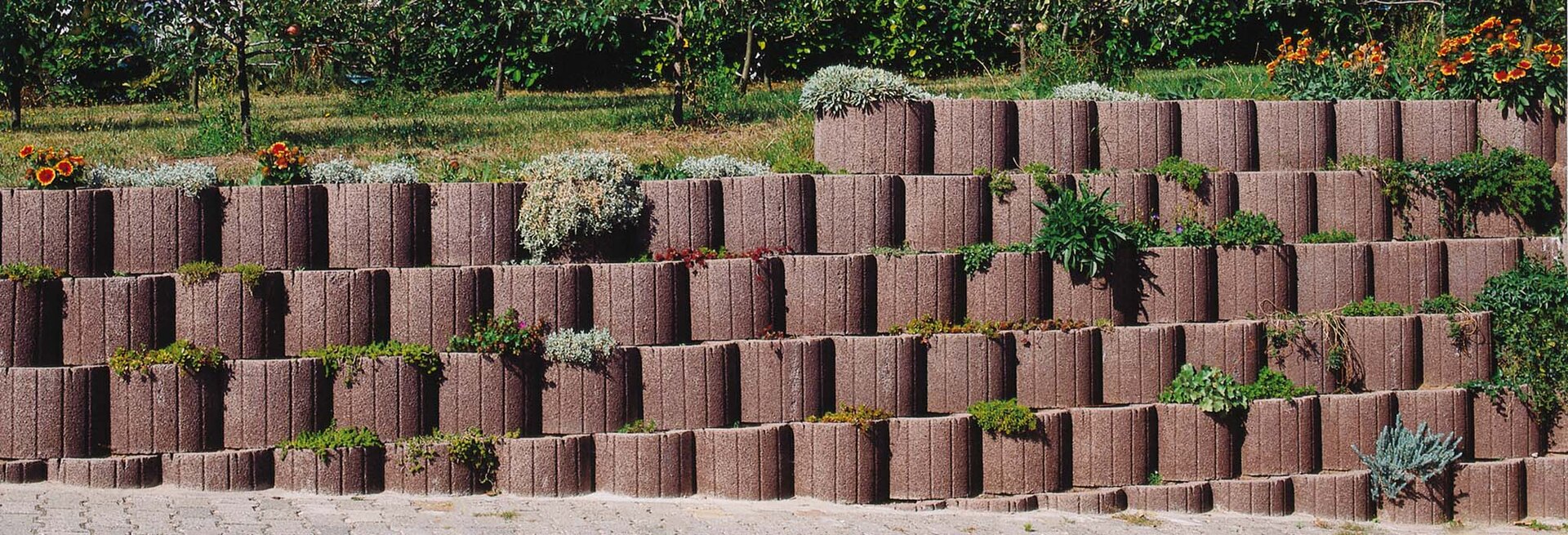 Slider Bild einer Gartengestaltung mit Florwall braun