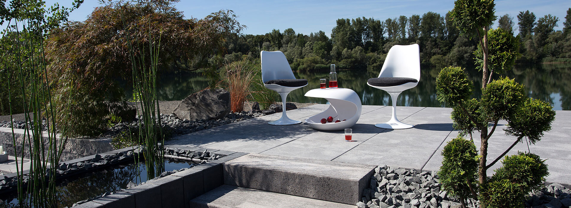 Terrassenplatten, Palisaden und Blockstufen in grau und anthrazit